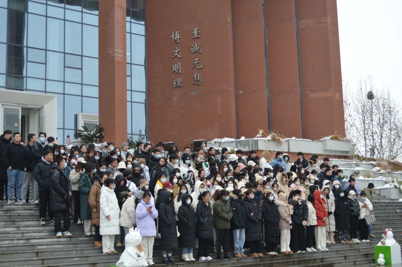 冲出重“围”，一“研”为定；“巾”上添花，一“录”有你 ——文学与传媒学院开展考研慰问活动